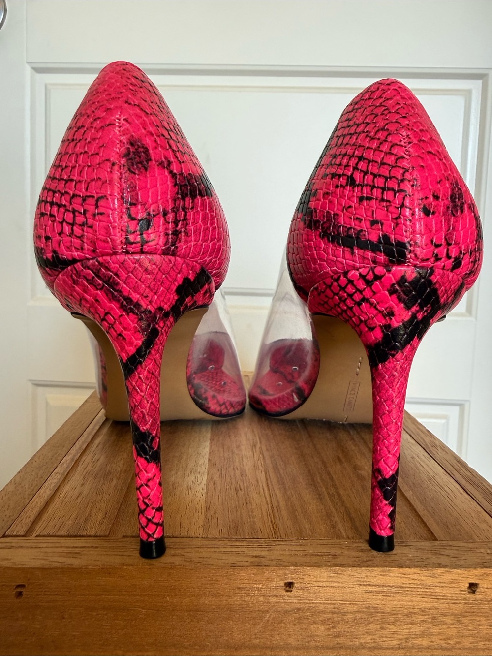 Vince Camuto Neon Pink Snakeskin Clear Pointed Toe Stiletto Heels Womens 9